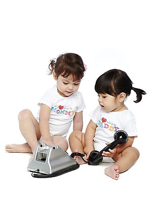 포토 JPG 스튜디오촬영 전신 외국인 해외기획촬영 라이프스타일 2012년태국 여자 어린이라이프 비즈니스 실내 누끼 사람 앉기 두명 친구 아기 전화기 키즈비즈니스 통화 여자만 아기만 여자아기만 국내포토 어린이 관계 모션 인종 내부 생활 파일형식