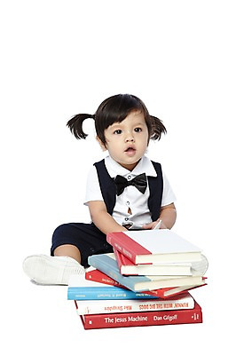 포토 JPG 스튜디오촬영 외국인 해외기획촬영 라이프스타일 2012년태국 여자 어린이교육 교육 어린이라이프 비즈니스 양갈래머리 나비넥타이 실내 한명 누끼 사람 앉기 앞모습 책 독서 쌓기 아기 멜빵바지 키즈비즈니스 여자만 여자한명만 아기만 여자아기만 여자아기한명만 국내포토 1 헤어스타일 어린이 뷰포인트 바지 모션 넥타이 인종 내부 생활 멜빵 파일형식