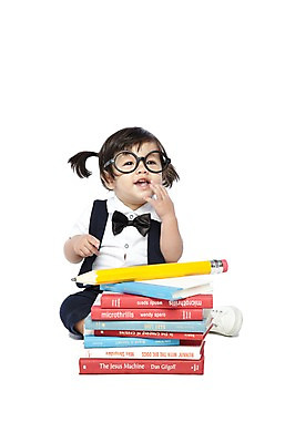 포토 JPG 스튜디오촬영 외국인 해외기획촬영 라이프스타일 응시 2012년태국 여자 어린이교육 교육 어린이라이프 안경 비즈니스 양갈래머리 나비넥타이 실내 한명 미소 웃음 누끼 사람 앉기 앞모습 책 연필 쌓기 모형 아기 멜빵바지 키즈비즈니스 지우개연필 여자만 여자한명만 아기만 여자아기만 여자아기한명만 안경낌 국내포토 1 헤어스타일 시선 잡화 어린이 뷰포인트 바지 모션 넥타이 학용품 표정 인종 내부 생활 필기구 멜빵 파일형식