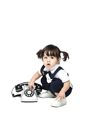 포토 JPG 스튜디오촬영 전신 외국인 해외기획촬영 라이프스타일 2012년태국 여자 어린이라이프 비즈니스 양갈래머리 나비넥타이 실내 한명 누끼 사람 앉기 옆모습 아기 누름 전화기 멜빵바지 키즈비즈니스 통화 여자만 여자한명만 아기만 여자아기만 여자아기한명만 국내포토 1 헤어스타일 어린이 뷰포인트 바지 모션 넥타이 인종 내부 생활 멜빵 파일형식