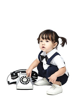 포토 JPG 스튜디오촬영 전신 외국인 해외기획촬영 라이프스타일 응시 2012년태국 여자 어린이라이프 비즈니스 나비넥타이 실내 한명 누끼 사람 앉기 옆모습 아기 누름 전화기 멜빵바지 키즈비즈니스 통화 여자만 여자한명만 아기만 여자아기만 여자아기한명만 국내포토 1 시선 어린이 뷰포인트 바지 모션 넥타이 인종 내부 생활 멜빵 파일형식