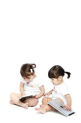 포토 JPG 스튜디오촬영 전신 외국인 해외기획촬영 라이프스타일 응시 2012년태국 여자 어린이라이프 비즈니스 실내 누끼 사람 앉기 두명 친구 태블릿 아기 웹서핑 키즈비즈니스 여자만 아기만 여자아기만 국내포토 시선 어린이 관계 모션 인종 내부 생활 전자제품 스마트기기 파일형식