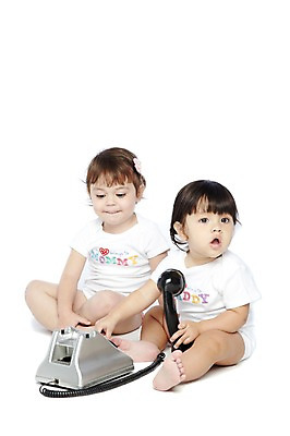 포토 JPG 스튜디오촬영 전신 외국인 해외기획촬영 라이프스타일 2012년태국 여자 어린이라이프 비즈니스 실내 누끼 사람 앉기 두명 친구 아기 전화기 키즈비즈니스 통화 여자만 아기만 여자아기만 국내포토 어린이 관계 모션 인종 내부 생활 파일형식