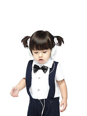 포토 JPG 스튜디오촬영 외국인 해외기획촬영 라이프스타일 2012년태국 여자 어린이라이프 음악 비즈니스 양갈래머리 나비넥타이 실내 한명 서기 누끼 사람 앞모습 헤드폰 음악감상 감상 듣기 아기 멜빵바지 키즈비즈니스 여자만 여자한명만 아기만 여자아기만 여자아기한명만 국내포토 1 헤어스타일 어린이 뷰포인트 음향기기 바지 모션 넥타이 문화예술 인종 내부 생활 멜빵 파일형식