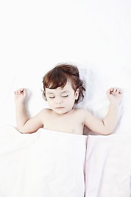 포토 JPG 스튜디오촬영 외국인 해외기획촬영 라이프스타일 2012년태국 여자 어린이라이프 실내 한명 사람 상반신 앞모습 하이앵글 눕기 눈감음 이불 아기 잠 여자만 여자한명만 아기만 여자아기만 여자아기한명만 국내포토 1 어린이 뷰포인트 침구 모션 인종 내부 생활 파일형식