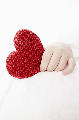 포토 JPG 스튜디오촬영 외국인 해외기획촬영 라이프스타일 손 2012년태국 어린이라이프 신체 실내 한명 사람 근접촬영 신체부위 장난감 놀이용품 하트 아기 잡기 아기만 국내포토 모양 1 어린이 뷰포인트 모션 인종 내부 생활 오브젝트 파일형식