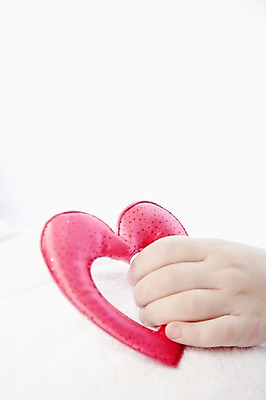 포토 JPG 스튜디오촬영 외국인 해외기획촬영 라이프스타일 손 2012년태국 어린이라이프 신체 실내 한명 사람 근접촬영 신체부위 장난감 놀이용품 하트 아기 잡기 아기만 국내포토 모양 1 어린이 뷰포인트 모션 인종 내부 생활 오브젝트 파일형식