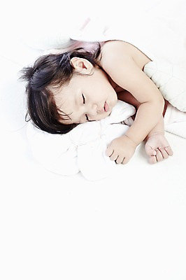 포토 JPG 스튜디오촬영 외국인 해외기획촬영 라이프스타일 2012년태국 여자 어린이라이프 실내 한명 사람 상반신 옆모습 하이앵글 눕기 눈감음 이불 아기 잠 여자만 여자한명만 아기만 여자아기만 여자아기한명만 국내포토 1 어린이 뷰포인트 침구 모션 인종 내부 생활 파일형식