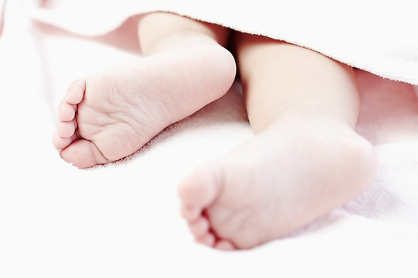 포토 JPG 스튜디오촬영 외국인 해외기획촬영 라이프스타일 2012년태국 어린이라이프 신체 발 실내 한명 사람 근접촬영 아웃포커스 신체부위 이불 다리 아기 발바닥 아기만 국내포토 1 어린이 뷰포인트 침구 촬영기법 인종 내부 생활 파일형식