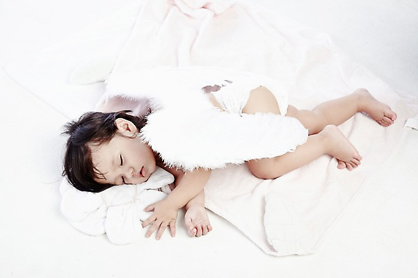 포토 JPG 스튜디오촬영 전신 외국인 해외기획촬영 라이프스타일 2012년태국 여자 어린이라이프 날개 천사 실내 한명 사람 옆모습 하이앵글 눕기 눈감음 이불 아기 잠 천사날개 여자만 여자한명만 아기만 여자아기만 여자아기한명만 국내포토 1 어린이 뷰포인트 침구 모션 인종 내부 생활 파일형식