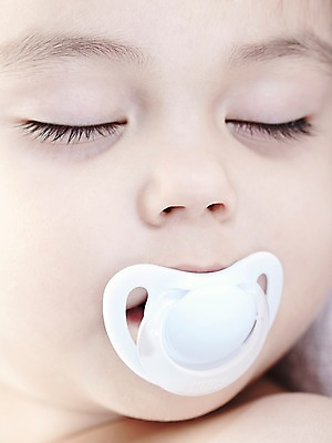 포토 JPG 스튜디오촬영 외국인 해외기획촬영 라이프스타일 2012년태국 여자 어린이라이프 얼굴 신체 실내 한명 사람 근접촬영 신체부위 눈감음 아기 잠 입 물기 속눈썹 노리개젖꼭지 코 안구 여자만 여자한명만 아기만 여자아기만 여자아기한명만 국내포토 1 어린이 뷰포인트 모션 인종 내부 생활 아기용품 눈썹 파일형식