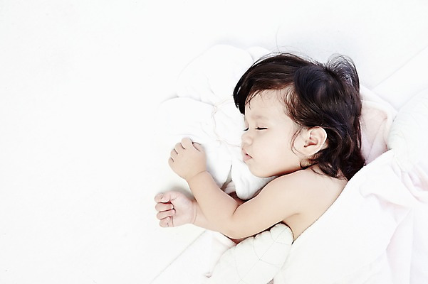 포토 JPG 스튜디오촬영 외국인 해외기획촬영 라이프스타일 2012년태국 여자 어린이라이프 실내 한명 사람 상반신 옆모습 하이앵글 눕기 눈감음 이불 아기 잠 여자만 여자한명만 아기만 여자아기만 여자아기한명만 국내포토 1 어린이 뷰포인트 침구 모션 인종 내부 생활 파일형식