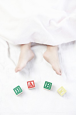 포토 JPG 스튜디오촬영 외국인 해외기획촬영 문자 라이프스타일 알파벳 영어 2012년태국 어린이라이프 신체 발 실내 한명 사람 신체부위 단어 하이앵글 블록 이불 아기 아기만 국내포토 1 어린이 뷰포인트 침구 인종 내부 생활 파일형식