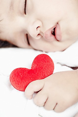 포토 JPG 스튜디오촬영 외국인 해외기획촬영 라이프스타일 손 2012년태국 여자 어린이라이프 얼굴 신체 실내 사랑 한명 사람 근접촬영 신체부위 눈감음 하트 아기 잠 아기만 국내포토 모양 1 감정 어린이 뷰포인트 모션 인종 내부 생활 파일형식