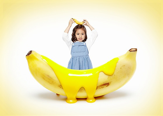 PSD 외국인 편집이미지 라이프스타일 여자 어린이라이프 어린이 음식 컬러 과일 바나나 한명 들기 사람 소녀 상반신 앞모습 노란색 페인트 물감 유치원생 열대과일 머리위 여자만 여자한명만 어린이만 소녀만 소녀한명만 이미지편집 1 뷰포인트 모션 인종 생활 미술도구 파일형식