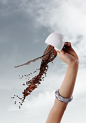 주간 PSD 편집이미지 손 여자 커피 음료 팔찌 하늘 한명 들기 야외 신체부위 3D 커피잔 쏟아짐 팔 편집3D 자연요소 1 장신구 모션 잔 사람 디지털합성 파일형식