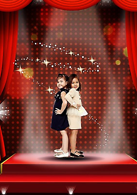 전신 PSD 외국인 편집이미지 라이프스타일 원피스 여자 어린이라이프 어린이 허리손 포즈 비즈니스 조명 서기 미소 웃음 사람 소녀 두명 옆모습 친구 빛 반짝임 유치원생 공연 꿈 무대 키즈비즈니스 장래희망 핀조명 여자만 어린이만 소녀만 이미지편집 옷 뷰포인트 관계 모션 표정 인종 이벤트 생활 파일형식