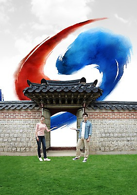 주간 전신 PSD 서양인 외국인 백인 구름 편집이미지 한국문화 한국전통 전통 문양 라이프스타일 건축물 커플 여자 남자 전통문화 문화 커플라이프 여행 고건축 하늘 안내 한국 기와 서기 미소 웃음 사람 손짓 잔디 20대 성인 야외 두명 건물 앞모습 캐주얼 담장 전통무늬 전통문양 여행객 문 동양건축 대문 태극 국내여행 청년만 성인만 이미지편집 자연요소 식물 동양문화 옷 건축 아시아 뷰포인트 무늬 관계 모션 표정 인종 청년 생활 파일형식 동양