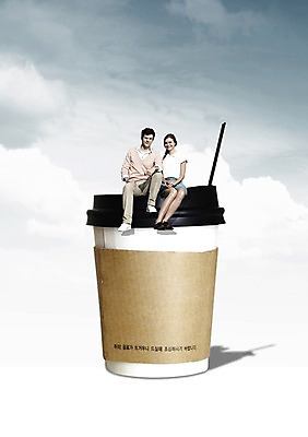 전신 PSD 서양인 외국인 백인 구름 편집이미지 라이프스타일 커플 여자 남자 커피 음료 음식 커플라이프 하늘 잔 빨대 경고 미소 웃음 사람 앉기 20대 성인 두명 앞모습 컵 차 종이컵 일회용 테이크아웃 홀더 청년만 성인만 이미지편집 자연요소 식기 뷰포인트 관계 모션 표정 인종 청년 생활 파일형식
