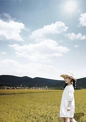 주간 PSD 구름 편집이미지 모자 라이프스타일 여자 어린이라이프 어린이 가방 자연 하늘 산 논 한명 서기 미소 웃음 들기 사람 동양인 소녀 초원 야외 옆모습 햇빛 태양 농경지 유치원생 한국인 농촌 시골 관찰 체험학습 자연학습 여자만 여자한명만 어린이만 소녀만 소녀한명만 이미지편집 자연요소 1 잡화 뷰포인트 농업 모션 표정 인종 생활 농장 체험 생태계 파일형식