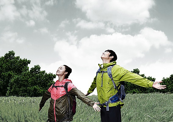 주간 PSD 나무 식물 구름 편집이미지 라이프스타일 커플 여자 남자 커플라이프 가방 배낭 하늘 팔벌리기 레저 아웃도어 사람 동양인 초원 상반신 20대 성인 취미 야외 두명 옆모습 눈감음 등산 트래킹 한국인 호흡 숲 등산복 심호흡 청년만 성인만 이미지편집 자연요소 잡화 옷 뷰포인트 관계 모션 인종 청년 생활 파일형식