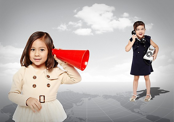 PSD 외국인 구름 편집이미지 라이프스타일 여자 어린이라이프 어린이 비즈니스 하늘 서기 미소 웃음 들기 사람 소녀 두명 앞모습 친구 세계 글로벌 확성기 유치원생 듣기 전화기 나팔 키즈비즈니스 통화 응원나팔 여자만 어린이만 소녀만 이미지편집 자연요소 악기 뷰포인트 관계 모션 표정 인종 생활 응원용품 파일형식