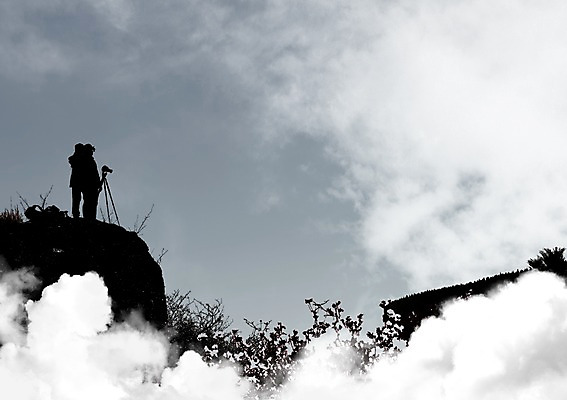 주간 PSD 나무 식물 구름 편집이미지 라이프스타일 실루엣 하늘 산 서기 사람 취미 야외 두명 사진촬영 촬영 등산 정상 삼각대 이미지편집 자연요소 모션 촬영기법 생활 트래킹 파일형식