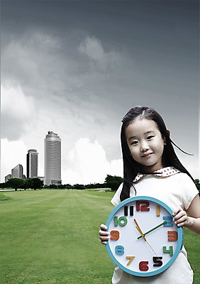 주간 PSD 나무 식물 구름 편집이미지 라이프스타일 여자 어린이라이프 어린이 시계 하늘 한명 미소 웃음 들기 사람 동양인 소녀 빌딩 잔디 상반신 야외 건물 앞모습 유치원생 한국인 도시 시간 벽시계 여자만 여자한명만 어린이만 소녀만 소녀한명만 이미지편집 자연요소 1 건축물 뷰포인트 모션 표정 인종 생활 파일형식