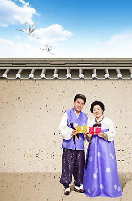 전신 PSD 구름 편집이미지 한국문화 한국전통 전통 부부 커플 옷 여자 명절 할아버지 노년 남자 전통문화 할머니 조류 하늘 기와 선물 서기 미소 웃음 들기 사람 동양인 성인 두명 담장 추석 노부부 학 한국인 60대 전통의상 한복 상품권 추석선물 노인만 성인만 이미지편집 자연요소 동물 동양문화 기념일 문화 관계 모션 한국 표정 인종 파일형식 명절선물