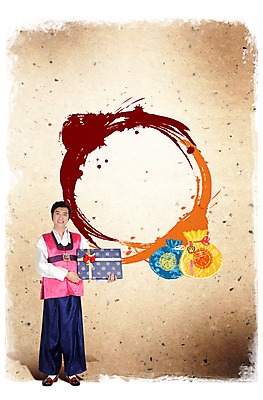 전신 PSD 편집이미지 한국문화 한국전통 전통 옷 명절 남자 전통문화 복주머니 선물 한명 서기 미소 웃음 들기 사람 동양인 성인 선물상자 추석 한국인 전통의상 한복 감사 추석선물 남자만 남자한명만 성인남자만 성인만 이미지편집 1 동양문화 기념일 감정 문화 모션 전통소품 한국 표정 인종 상자 파일형식 명절선물