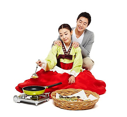 포토 JPG 스튜디오촬영 한국문화 한국전통 전통 우먼라이프 라이프스타일 부부 커플 여자 명절 남자 전통문화 음식 가사 신혼부부 주방용품 남편 한국 실내 요리 미소 웃음 들기 누끼 사람 앉기 동양인 20대 성인 두명 앞모습 광주리 앞치마 전통음식 한국인 아내 도움 프라이팬 계획 전통의상 한복 전 버너 며느리 어깨 뒤집개 격려 부침개 과정 주무르기 청년만 성인만 국내포토 동양문화 기념일 감정 아시아 문화 한식 뷰포인트 생활용품 컨셉 관계 모션 표정 인종 청년 내부 생활 신체부위 바구니 신혼 파일형식