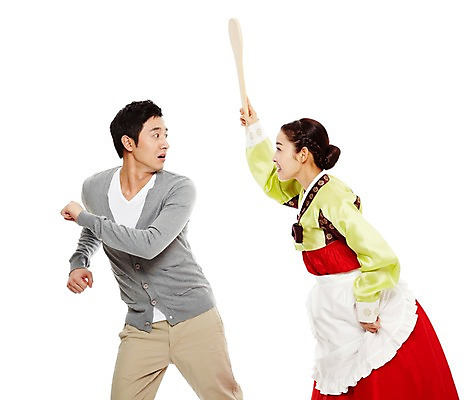 포토 JPG 스튜디오촬영 한국문화 한국전통 전통 우먼라이프 라이프스타일 부부 커플 여자 명절 남자 전통문화 포즈 가사 신혼부부 모션 남편 한국 실내 서기 들기 누끼 사람 동양인 20대 성인 두명 옆모습 마주보기 앞치마 한국인 분노 아내 펀치 계획 전통의상 한복 꾸지람 며느리 싸움 주걱 부부싸움 과정 잔소리 밥주걱 청년만 성인만 국내포토 동양문화 기념일 감정 아시아 문화 뷰포인트 컨셉 관계 주방용품 인종 청년 내부 생활 체벌 신혼 파일형식