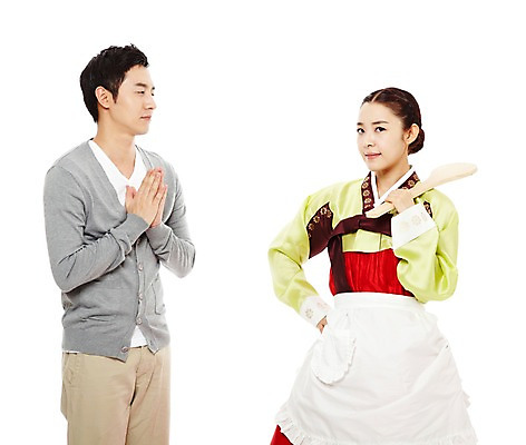 포토 JPG 스튜디오촬영 한국문화 한국전통 전통 우먼라이프 라이프스타일 부부 커플 여자 명절 남자 전통문화 포즈 가사 신혼부부 모션 남편 한국 실내 서기 들기 누끼 사람 동양인 20대 성인 두명 앞모습 앞치마 한국인 분노 아내 계획 전통의상 한복 꾸지람 며느리 싸움 주걱 부부싸움 과정 잔소리 용서 밥주걱 잘못 청년만 성인만 국내포토 동양문화 기념일 감정 아시아 문화 뷰포인트 컨셉 관계 주방용품 인종 청년 내부 생활 체벌 신혼 파일형식