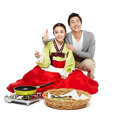 포토 JPG 스튜디오촬영 한국문화 한국전통 전통 우먼라이프 라이프스타일 부부 커플 여자 명절 남자 전통문화 음식 가사 신혼부부 주방용품 남편 한국 실내 요리 미소 웃음 들기 누끼 사람 앉기 동양인 손짓 20대 성인 두명 앞모습 광주리 앞치마 전통음식 한국인 아내 최고 도움 프라이팬 계획 전통의상 한복 전 버너 며느리 만족 뒤집개 격려 부침개 과정 청년만 성인만 국내포토 동양문화 기념일 감정 아시아 문화 한식 뷰포인트 생활용품 컨셉 관계 모션 표정 인종 청년 내부 생활 바구니 신혼 파일형식