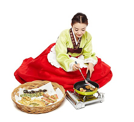 포토 JPG 스튜디오촬영 한국문화 한국전통 전통 우먼라이프 라이프스타일 여자 명절 전통문화 음식 가사 주방용품 한국 실내 요리 한명 들기 누끼 사람 앉기 동양인 20대 성인 앞모습 광주리 앞치마 전통음식 한국인 프라이팬 계획 전통의상 한복 전 버너 며느리 뒤집개 부침개 과정 여자만 여자한명만 성인여자만 청년만 청년여자만 성인한명만 청년여자한명만 성인여자한명만 성인만 국내포토 1 동양문화 기념일 아시아 문화 한식 뷰포인트 생활용품 컨셉 모션 인종 청년 내부 생활 바구니 파일형식