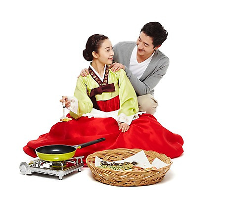 포토 JPG 스튜디오촬영 한국문화 한국전통 전통 우먼라이프 라이프스타일 부부 커플 여자 명절 남자 전통문화 음식 가사 신혼부부 주방용품 남편 한국 실내 요리 미소 웃음 들기 누끼 사람 앉기 동양인 20대 성인 두명 앞모습 광주리 마주보기 앞치마 전통음식 한국인 아내 도움 프라이팬 계획 전통의상 한복 전 버너 며느리 어깨 뒤집개 격려 부침개 과정 주무르기 청년만 성인만 국내포토 동양문화 기념일 감정 아시아 문화 한식 뷰포인트 생활용품 컨셉 관계 모션 표정 인종 청년 내부 생활 신체부위 바구니 신혼 파일형식