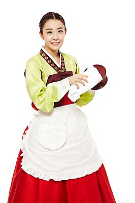 포토 JPG 스튜디오촬영 한국문화 한국전통 전통 우먼라이프 라이프스타일 그릇 접시 여자 명절 전통문화 가사 한국 실내 한명 서기 미소 웃음 들기 누끼 사람 동양인 20대 성인 앞모습 앞치마 한국인 빨래 계획 전통의상 한복 제사 며느리 제기_제사 닦기 과정 행주 여자만 여자한명만 성인여자만 청년만 청년여자만 성인한명만 청년여자한명만 성인여자한명만 성인만 국내포토 1 동양문화 식기 기념일 아시아 문화 뷰포인트 컨셉 모션 표정 인종 청년 내부 생활 청소도구 전통의례 제사용품 파일형식