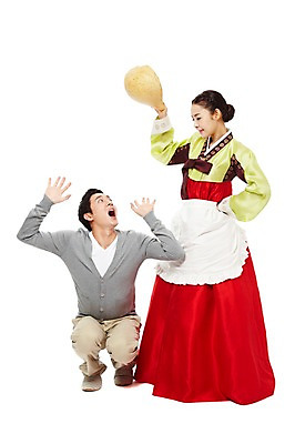 포토 JPG 스튜디오촬영 전신 한국문화 한국전통 전통 우먼라이프 라이프스타일 부부 커플 여자 명절 남자 전통문화 포즈 가사 신혼부부 모션 남편 한국 실내 서기 들기 누끼 사람 앉기 동양인 20대 성인 두명 앞모습 앞치마 놀람 한국인 분노 아내 계획 전통의상 한복 꾸지람 며느리 싸움 박 부부싸움 바가지 과정 잔소리 청년만 성인만 국내포토 동양문화 기념일 감정 아시아 문화 뷰포인트 컨셉 관계 표정 인종 청년 내부 생활 체벌 신혼 파일형식