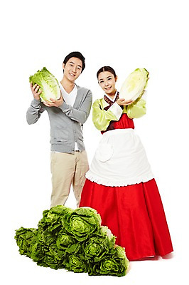 포토 JPG 스튜디오촬영 전신 한국문화 한국전통 전통 우먼라이프 라이프스타일 부부 커플 여자 명절 남자 전통문화 가사 채소 식재료 신혼부부 남편 단면 한국 실내 서기 미소 웃음 들기 누끼 사람 동양인 20대 성인 두명 앞모습 앞치마 한국인 아내 계획 전통의상 한복 배추 며느리 반쪽 김장 과정 청년만 성인만 국내포토 동양문화 기념일 아시아 문화 뷰포인트 컨셉 관계 모션 표정 인종 청년 내부 생활 신혼 파일형식