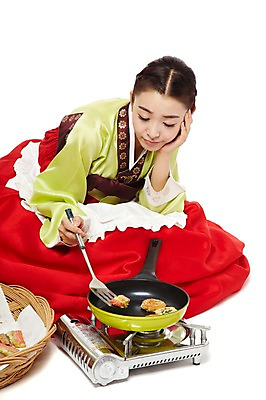 포토 JPG 스튜디오촬영 한국문화 한국전통 전통 우먼라이프 라이프스타일 여자 명절 전통문화 음식 가사 주방용품 한국 실내 피곤 요리 한명 들기 누끼 사람 앉기 동양인 20대 성인 앞모습 광주리 앞치마 턱괴기 전통음식 한국인 프라이팬 계획 전통의상 한복 전 버너 며느리 뒤집개 부침개 과정 여자만 여자한명만 성인여자만 청년만 청년여자만 성인한명만 청년여자한명만 성인여자한명만 성인만 국내포토 1 동양문화 기념일 아시아 문화 한식 뷰포인트 생활용품 컨셉 모션 인종 청년 내부 생활 바구니 파일형식