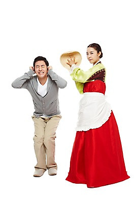 포토 JPG 스튜디오촬영 전신 한국문화 한국전통 전통 우먼라이프 라이프스타일 부부 커플 여자 명절 남자 전통문화 포즈 가사 신혼부부 모션 남편 한국 실내 서기 들기 누끼 사람 동양인 20대 성인 두명 앞치마 한국인 분노 아내 찡그림 계획 전통의상 한복 꾸지람 며느리 싸움 박 시끄러움 부부싸움 바가지 과정 잔소리 청년만 성인만 국내포토 동양문화 기념일 감정 아시아 문화 컨셉 관계 표정 인종 청년 내부 생활 체벌 신혼 파일형식