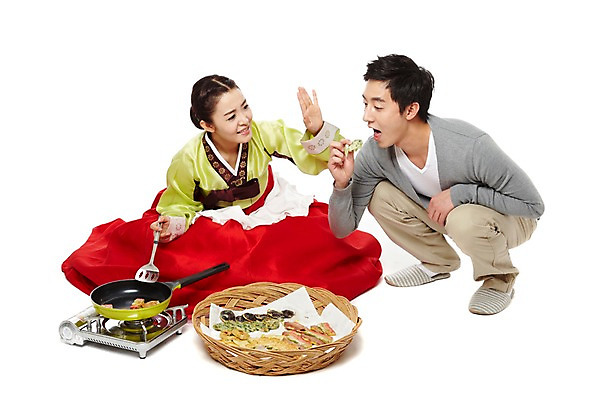 포토 JPG 스튜디오촬영 한국문화 한국전통 전통 우먼라이프 라이프스타일 부부 커플 여자 명절 남자 전통문화 음식 가사 신혼부부 주방용품 남편 한국 실내 요리 들기 누끼 사람 앉기 동양인 20대 성인 두명 앞모습 광주리 앞치마 전통음식 한국인 아내 프라이팬 계획 전통의상 한복 전 꾸지람 먹기 버너 며느리 뒤집개 부침개 과정 청년만 성인만 국내포토 동양문화 기념일 아시아 문화 한식 뷰포인트 생활용품 컨셉 관계 모션 인종 청년 내부 생활 바구니 체벌 신혼 파일형식