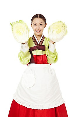 포토 JPG 스튜디오촬영 한국문화 한국전통 전통 우먼라이프 라이프스타일 여자 명절 전통문화 가사 채소 식재료 단면 한국 실내 한명 서기 미소 웃음 들기 누끼 사람 동양인 20대 성인 앞모습 앞치마 한국인 계획 전통의상 한복 배추 며느리 반쪽 김장 과정 여자만 여자한명만 성인여자만 청년만 청년여자만 성인한명만 청년여자한명만 성인여자한명만 성인만 국내포토 1 동양문화 기념일 아시아 문화 뷰포인트 컨셉 모션 표정 인종 청년 내부 생활 파일형식