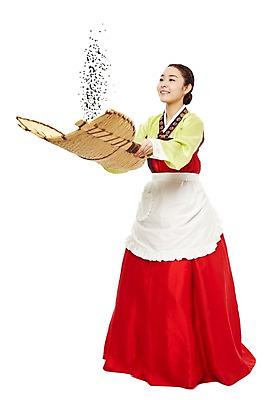 포토 JPG 스튜디오촬영 전신 한국문화 한국전통 전통 우먼라이프 라이프스타일 여자 명절 전통문화 가사 식재료 콩 곡류 한국 실내 한명 서기 미소 웃음 들기 누끼 사람 동양인 20대 성인 앞모습 앞치마 한국인 계획 전통의상 한복 농기구 며느리 과정 키질 여자만 여자한명만 성인여자만 청년만 청년여자만 성인한명만 청년여자한명만 성인여자한명만 성인만 국내포토 1 동양문화 기념일 아시아 문화 뷰포인트 컨셉 농업 모션 표정 인종 청년 내부 생활 농사 파일형식