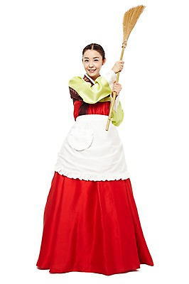 포토 JPG 스튜디오촬영 전신 한국문화 한국전통 전통 우먼라이프 라이프스타일 여자 명절 전통문화 가사 한국 실내 한명 서기 미소 웃음 들기 누끼 사람 동양인 20대 성인 앞모습 앞치마 한국인 계획 전통의상 한복 청소도구 빗자루 청소 며느리 과정 여자만 여자한명만 성인여자만 청년만 청년여자만 성인한명만 청년여자한명만 성인여자한명만 성인만 국내포토 1 동양문화 기념일 아시아 문화 뷰포인트 컨셉 모션 표정 인종 청년 내부 생활 도구 파일형식