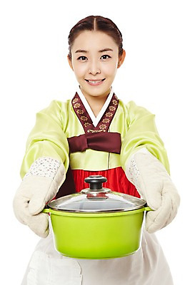 포토 JPG 스튜디오촬영 한국문화 한국전통 전통 우먼라이프 라이프스타일 여자 명절 전통문화 장갑 가사 주방용품 한국 실내 요리 한명 서기 미소 웃음 들기 누끼 사람 동양인 상반신 20대 성인 앞모습 앞치마 한국인 계획 솥 냄비 전통의상 한복 며느리 과정 주방장갑 여자만 여자한명만 성인여자만 청년만 청년여자만 성인한명만 청년여자한명만 성인여자한명만 성인만 국내포토 1 동양문화 잡화 기념일 아시아 문화 뷰포인트 생활용품 컨셉 모션 표정 인종 청년 내부 생활 파일형식