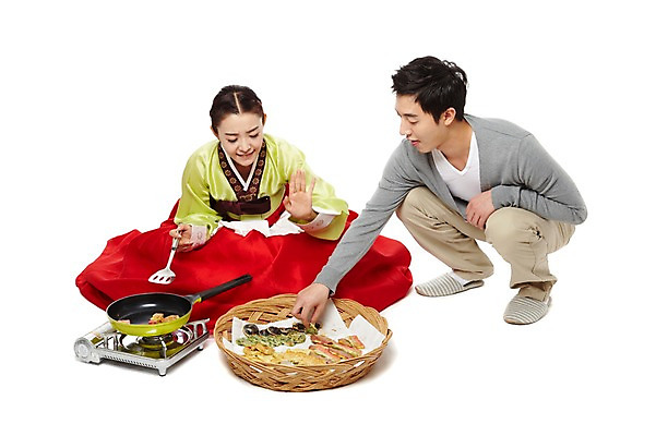 포토 JPG 스튜디오촬영 한국문화 한국전통 전통 우먼라이프 라이프스타일 부부 커플 여자 명절 남자 전통문화 음식 가사 신혼부부 주방용품 남편 한국 실내 요리 들기 누끼 사람 앉기 동양인 20대 성인 두명 앞모습 광주리 앞치마 전통음식 한국인 아내 프라이팬 계획 전통의상 한복 전 꾸지람 먹기 버너 며느리 뒤집개 부침개 과정 청년만 성인만 국내포토 동양문화 기념일 아시아 문화 한식 뷰포인트 생활용품 컨셉 관계 모션 인종 청년 내부 생활 바구니 체벌 신혼 파일형식