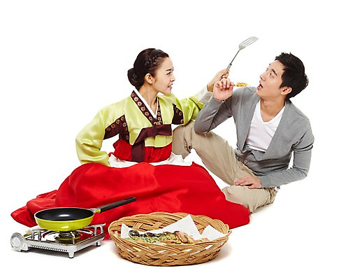 포토 JPG 스튜디오촬영 한국문화 한국전통 전통 우먼라이프 라이프스타일 부부 커플 여자 명절 남자 전통문화 음식 가사 신혼부부 주방용품 남편 한국 실내 요리 들기 누끼 사람 앉기 동양인 20대 성인 두명 앞모습 광주리 앞치마 전통음식 한국인 아내 프라이팬 계획 전통의상 한복 전 꾸지람 먹기 버너 며느리 뒤집개 부침개 과정 청년만 성인만 국내포토 동양문화 기념일 아시아 문화 한식 뷰포인트 생활용품 컨셉 관계 모션 인종 청년 내부 생활 바구니 체벌 신혼 파일형식