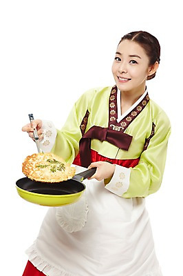 포토 JPG 스튜디오촬영 한국문화 한국전통 전통 우먼라이프 라이프스타일 여자 명절 전통문화 음식 가사 주방용품 한국 실내 요리 한명 서기 미소 웃음 들기 누끼 사람 동양인 20대 성인 앞모습 앞치마 전통음식 한국인 프라이팬 계획 전통의상 한복 전 며느리 뒤집개 부침개 과정 여자만 여자한명만 성인여자만 청년만 청년여자만 성인한명만 청년여자한명만 성인여자한명만 성인만 국내포토 1 동양문화 기념일 아시아 문화 한식 뷰포인트 생활용품 컨셉 모션 표정 인종 청년 내부 생활 파일형식