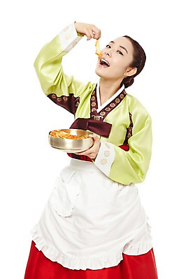 포토 JPG 스튜디오촬영 한국문화 한국전통 전통 우먼라이프 라이프스타일 그릇 여자 명절 전통문화 음식 가사 김치 한국 실내 한명 서기 들기 누끼 사람 동양인 20대 성인 앞모습 앞치마 전통음식 한국인 대접 계획 전통의상 한복 먹기 며느리 배추김치 과정 백김치 여자만 여자한명만 성인여자만 청년만 청년여자만 성인한명만 청년여자한명만 성인여자한명만 성인만 국내포토 1 동양문화 식기 기념일 아시아 문화 한식 뷰포인트 컨셉 모션 인종 청년 내부 생활 파일형식